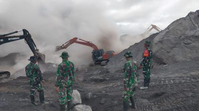 Bati Tuud Koramil Pronojiwo Pimpin Patroli dan Monitoring Pengerjaan Sodetan di Sumbersari Atas