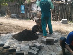 Proyek Rekontruksi Jalan Desa Rejosari Kecamatan Kraton Kabupaten Pasuruan Para Pekerja Abaikan (K3) Dan Kualitas Paving Sangat Rendah