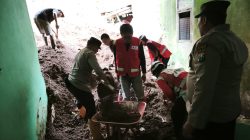 Anggota Polsek Nongkojajar dan Warga Evakuasi Korban Longsor di Tlogosari