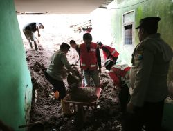 Anggota Polsek Nongkojajar dan Warga Evakuasi Korban Longsor di Tlogosari