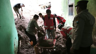 Anggota Polsek Nongkojajar dan Warga Evakuasi Korban Longsor di Tlogosari