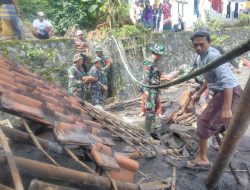 Bahu-Membahu dengan Warga, Personel Kodim Lumajang Ringankan Dampak Lahar Dingin Semeru
