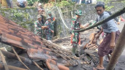 Bahu-Membahu dengan Warga, Personel Kodim Lumajang Ringankan Dampak Lahar Dingin Semeru
