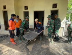 Personel TNI Bantu Warga Bersihkan Rumah Terdampak Banjir Lahar Dingin Semeru di Jugosari