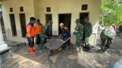 Personel TNI Bantu Warga Bersihkan Rumah Terdampak Banjir Lahar Dingin Semeru di Jugosari