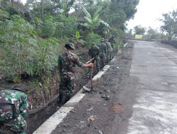 Personel Gulbencal Kerahkan Upaya Pendalaman Drainase di Dusun Sumbersari Supiturang