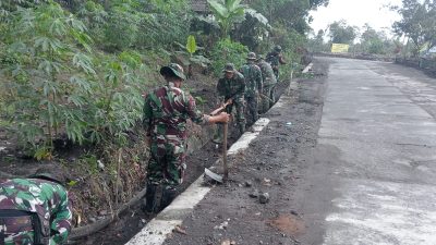 Personel Gulbencal Kerahkan Upaya Pendalaman Drainase di Dusun Sumbersari Supiturang