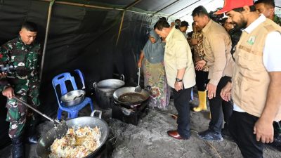 Presiden Prabowo Subianto meninjau langsung tenda pengungsian korban bencana di Kabupaten Bireuen