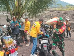 Babinsa Sumberwuluh dan Relawan Gerak Cepat Salurkan Logistik ke Warga Terdampak Lahar Dingin Semeru