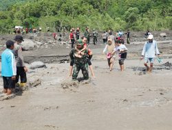 TNI Evakuasi Warga di Tengah Derasnya Lahar Dingin Semeru: Wujud Nyata Pengabdian Tanpa Batas