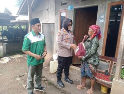 Kapolsek Lumbang dan Ansor Salurkan Sedekah untuk Lansia dan Dhuafa di Desa Pancur