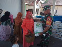 5.530 Bantuan Pangan Didistribusikan Tuntas di Desa Mengok,Peran Babinsa Serda Imron Kawal Pennyaluran Kepada Warga