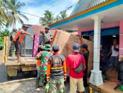 Selamatkan Harta Benda Korban, Bati Tuud Koramil Candipuro Pimpin Evakuasi Aset Warga Terdampak Lahar Dingin