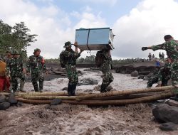 Aksi Humanis TNI Lumajang Dampingi Warga Gunakan Jembatan Darurat Sungai Regoyo