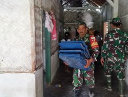 Terobos Zona Rawan, Babinsa Candipuro Evakuasi Harta Benda Warga di Tepian Kaliputih