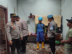 Polres Pasuruan Bantu Evakuasi Rumah Warga Cowek yang Rusak Akibat Petir