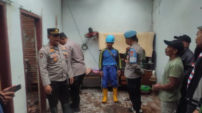 Polres Pasuruan Bantu Evakuasi Rumah Warga Cowek yang Rusak Akibat Petir