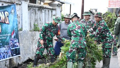 Aksi Bersih Tegal Ampel,Karya Bakti Hari Juang TNI AD 2025 Libatkan 60 Personel dan Warga