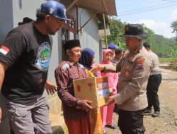 Kapolres Probolinggo Salurkan Bantuan untuk Warga Terdampak Banjir di Tiris
