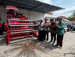 Wabup Sidoarjo Serahkan Bantuan Alsintan kepada Petani Desa Tarik