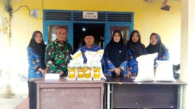 Penyaluran bantuan beras dan minyak goreng di kelurahan sumber harta kabupaten Musi rawas