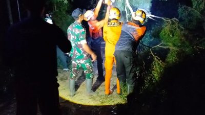 Gerak Cepat TNI dan Petugas Gabungan Tangani Pohon Tumbang di Wisata Tasnan Bondowoso