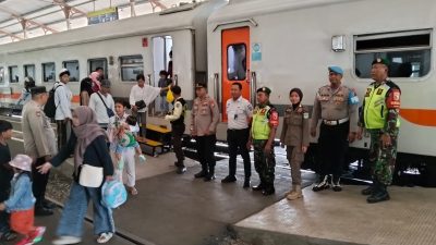 Polres Pasuruan Pantau Arus KA di Bangil, Libur Nataru 2025 Volume Penumpang Turun