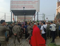 Puluhan Emak-emak Warga Mutiara Regency Beraksi, Tembok Pembatas Dua Perumahan Gagal Dirobohkan