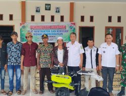 Babinsa Gubrih Kawal Bantuan Hentraktor dan Konveksi, Warga Wringin: Ini Sangat Membantu Ekonomi Kami