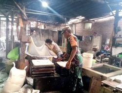 Babinsa Masuk Dapur UMKM, Produksi Tahu di Dabasah Dapat Pendampingan Langsung TNI