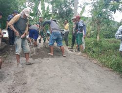 Gotong Royong Hebat! Babinsa dan Warga Gunung Malang Bangun Jalan Harapan