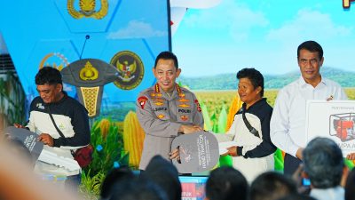 Panen Raya Jagung di Bekasi, Kapolri Salurkan Alsintan dan Sembako untuk Kelompok Tani dan Masyarakat