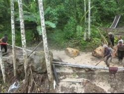 Di Tengah Lumpur dan Harapan, Polri Bersama Warga Buka Akses Jalan Kampung Setie Pasca Bencana