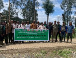 Wujud Cinta Alam, Perhutani Pasuruan Tanam Pohon Bersama Warga dan Siswa SD