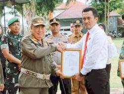 Mohammad Saleh Asnawi Bupati Kab, Pringsewu Lampung Berikan Penghargaan kepada 15 Personel Polres Tanggamus