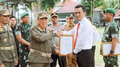 Mohammad Saleh Asnawi Bupati Kab, Pringsewu Lampung Berikan Penghargaan kepada 15 Personel Polres Tanggamus