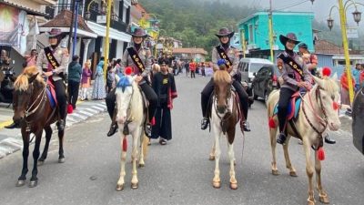 Layanan Keamanan, Polwan Polres Magetan Patroli Berkuda di Wisata Sarangan