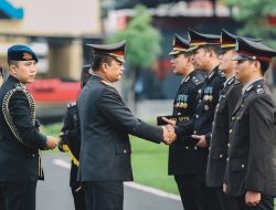 Kapolda Jatim Anugerahkan Tanda Kehormatan kepada Ribuan Personel