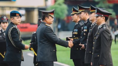 Kapolda Jatim Anugerahkan Tanda Kehormatan kepada Ribuan Personel