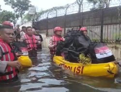 Polri Bergerak Tangani Banjir Cakung, Kerahkan 132 Personel, Perahu Taktis, Kendaraan 4×4, dan Dapur Lapangan Brimob