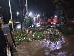 Sigap di Tengah Malam, Babinsa Pancoran Pantau Luapan Sungai Pasca Hujan Deras