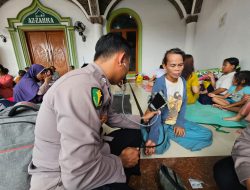 Polri “All Out” Evakuasi, Hadirkan Randurlap dan Patroli Kesehatan Door to Door untuk Korban Banjir Karawang