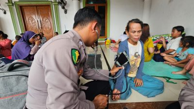 Polri “All Out” Evakuasi, Hadirkan Randurlap dan Patroli Kesehatan Door to Door untuk Korban Banjir Karawang