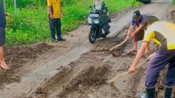 Polsek Winongan Bersama Warga Gelar Bakti Sosial Bersihkan Lumpur Pascabanjir di Desa Prodo