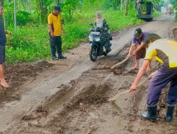 Polsek Winongan Bersama Warga Gelar Bakti Sosial Bersihkan Lumpur Pascabanjir di Desa Prodo