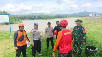 Langkah Cepat Personel TNI Polri dan Tim Gabungan Evakuasi Korban Hanyut Ditemukan di Bendung Sampean Baru