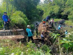 Babinsa Tenggarang dan Dhuwan Turun Tangan Bersihkan Sungai yang Tertutup Bambu