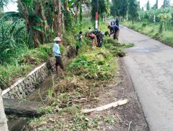 Saluran Air Dibersihkan, Babinsa Cindogo Turun Langsung Bersama Petani Demi Cegah Banjir