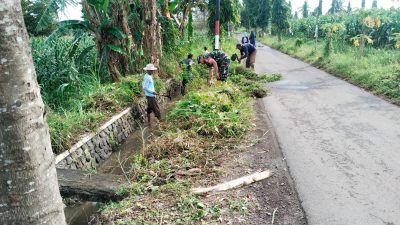 Saluran Air Dibersihkan, Babinsa Cindogo Turun Langsung Bersama Petani Demi Cegah Banjir