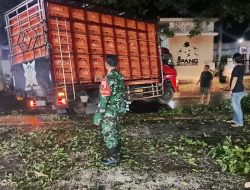 Babinsa 0822 Sigap Bantu Evakuasi Truk Tabrak Tembok Alfamart di Badean